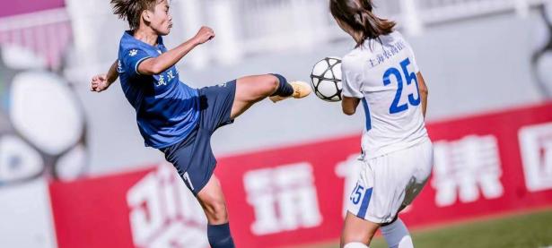 爱游戏app下载-女足球员们在比赛中不畏强手