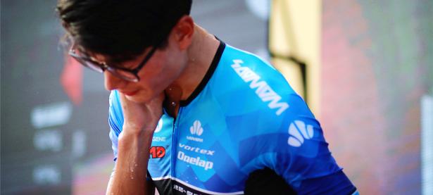 爱游戏体育网站-高手云集，实力碾压，球场上呈现出一幅巅峰对决的画面