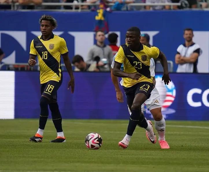 厄瓜多尔球员在国际比赛中踢出好戏