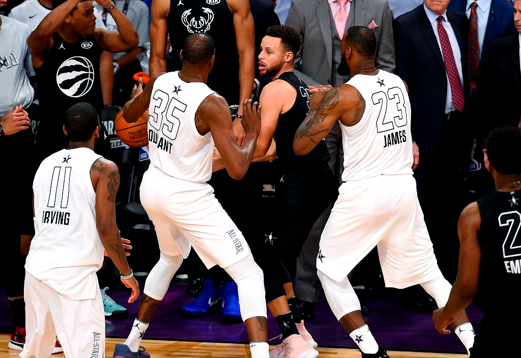 包含湖人篮网激烈对决，场上实力碰撞令人震撼的词条