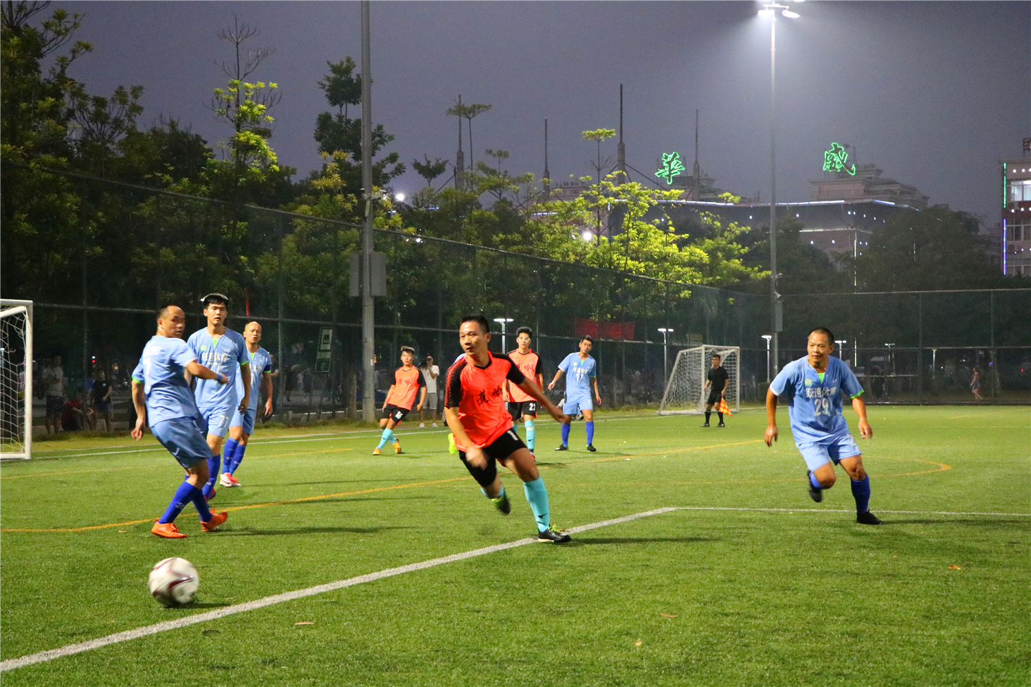 足球职业联赛上演激烈对抗，赛况扣人心弦