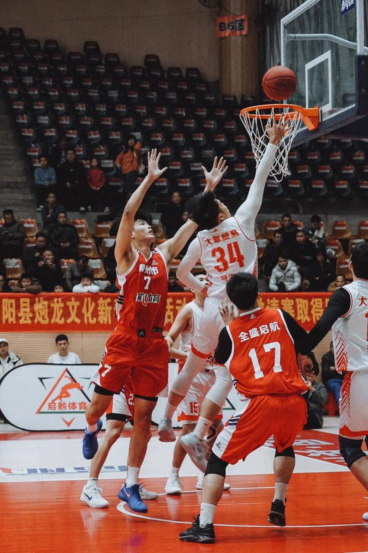 两国篮球队的对决，场面激烈而紧张