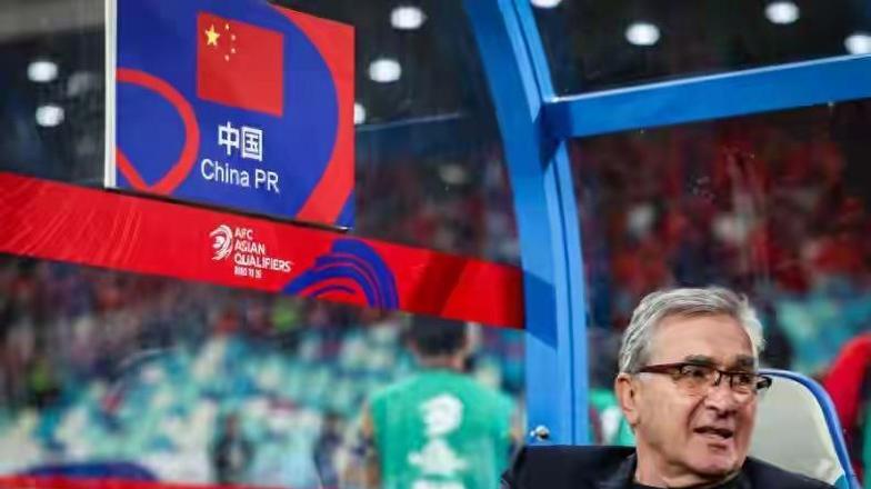 教练组研究新战术应对对手，球队备战备受关注