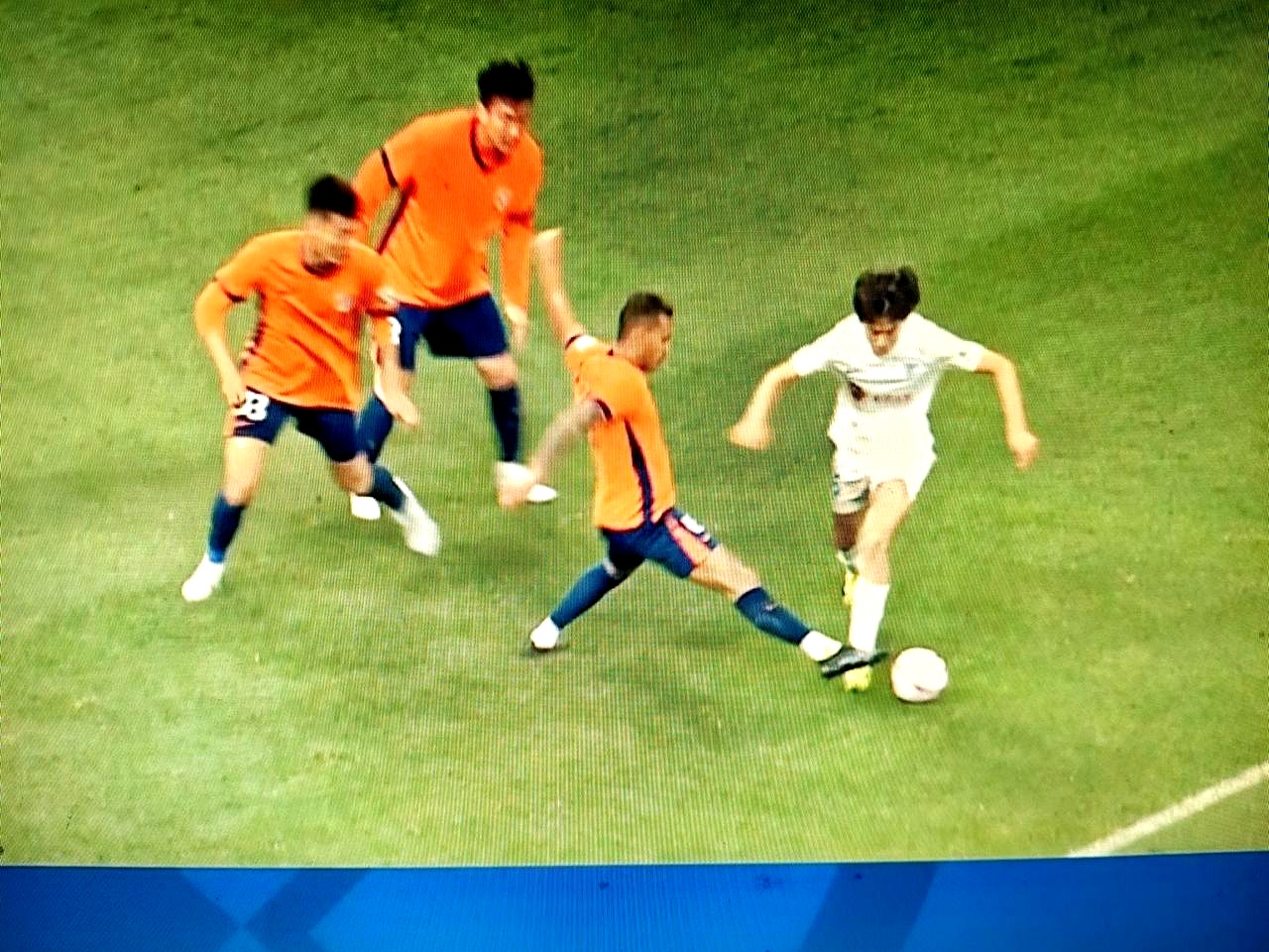 包含青岛遭遇惨败，球队面临升班马考验的词条