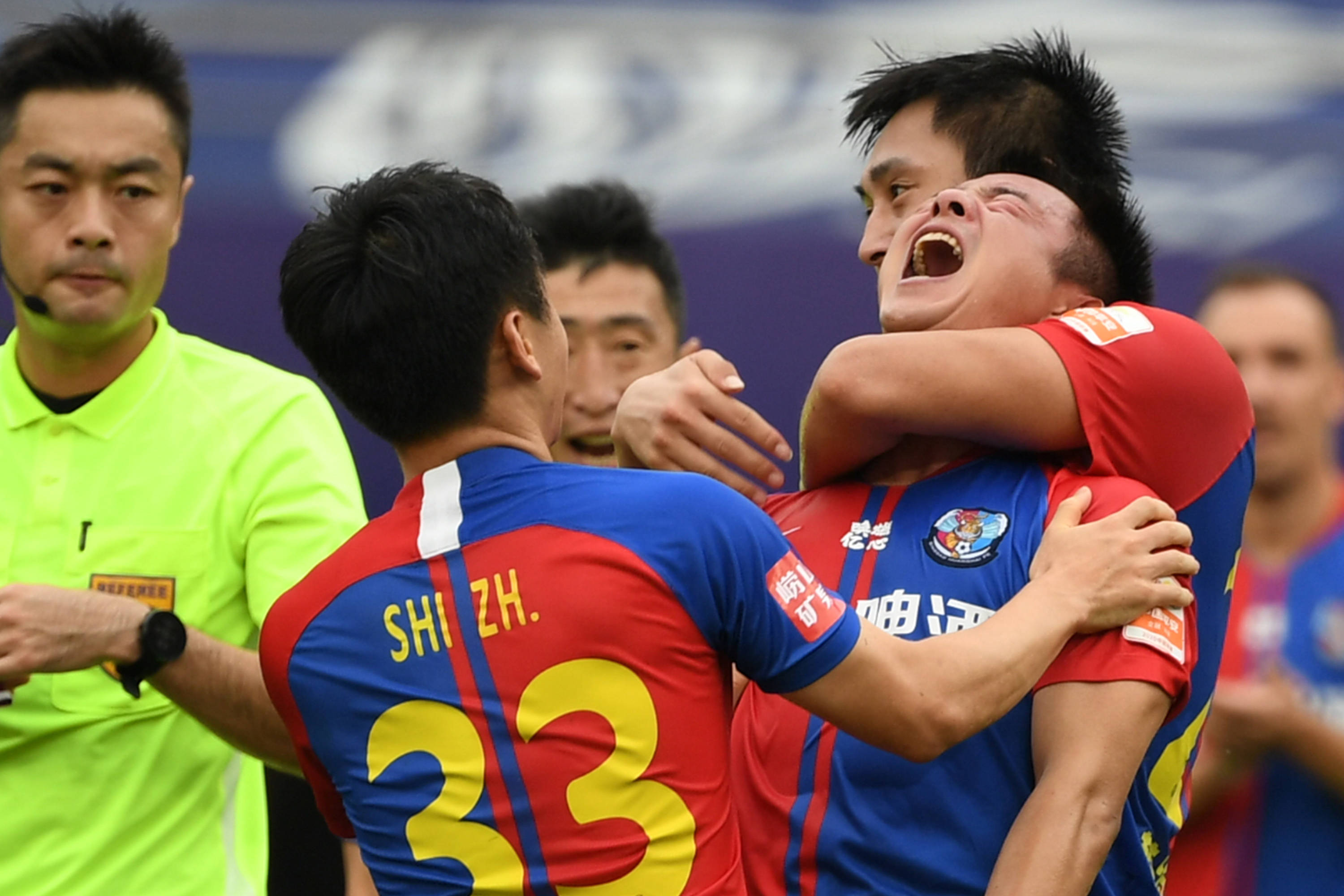 青岛黄海豪取三分，中超赛场上掀起风波