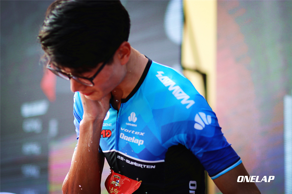 高手云集，实力碾压，球场上呈现出一幅巅峰对决的画面