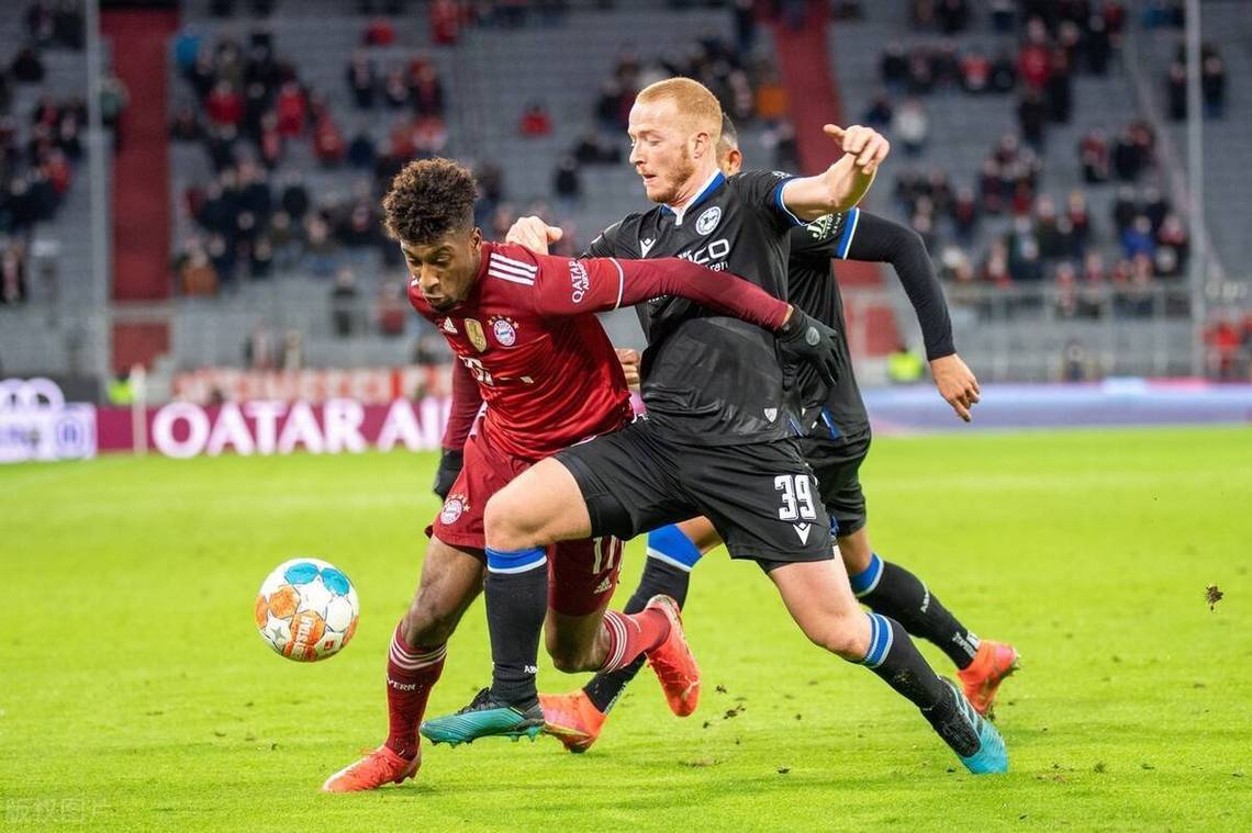 包含杜塞尔多夫球队击溃对手，展现出色进攻火力的词条