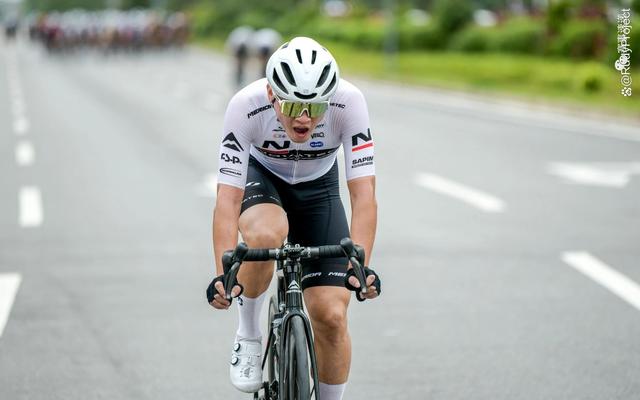 英国自行车选手速度惊人，登顶领奖台的简单介绍