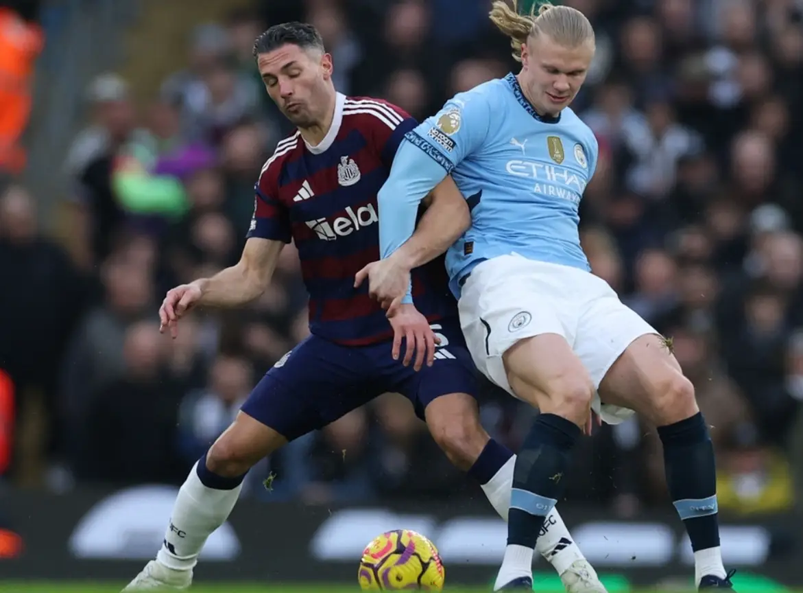 曼联客场轻松击败哈德斯菲尔德，积分再升的简单介绍