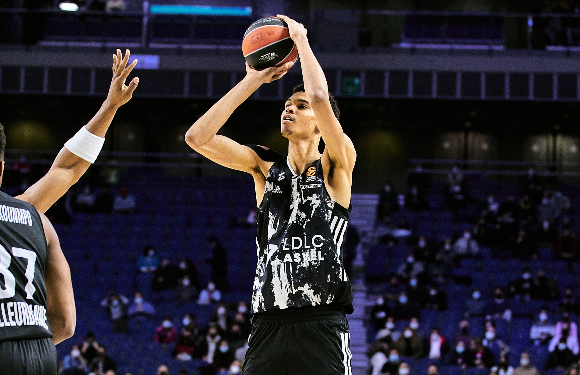 前马刺球员帕克当选篮球名人堂，球迷掀起热议的简单介绍