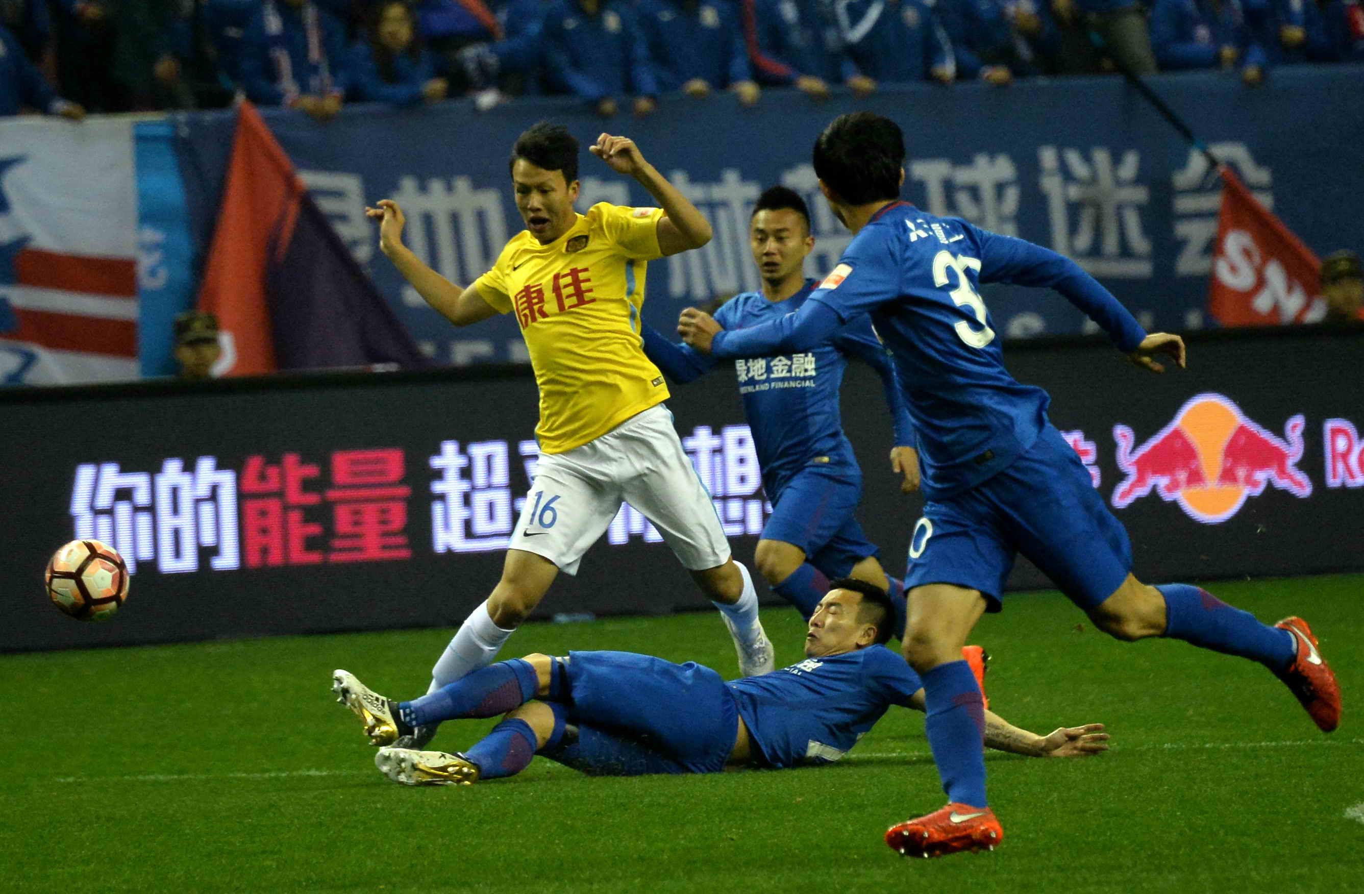 包含江苏苏宁队员受伤，球队面临严重挑战的词条