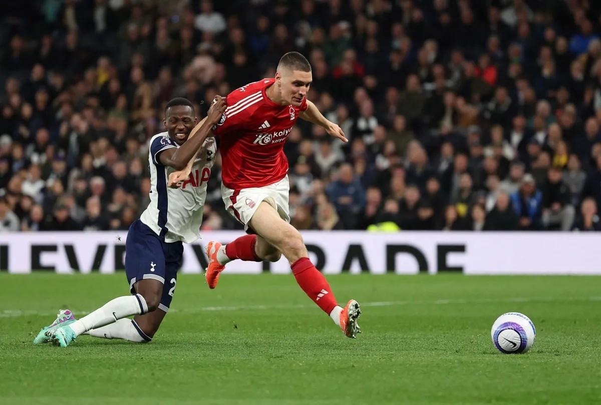 热刺后卫受罚,因红牌停赛一场的简单介绍 热刺后卫受罚,因红牌停赛一场的简单介绍