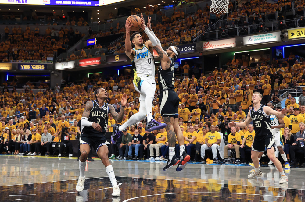 雄鹿客场负于步行者，米德尔顿失绝杀