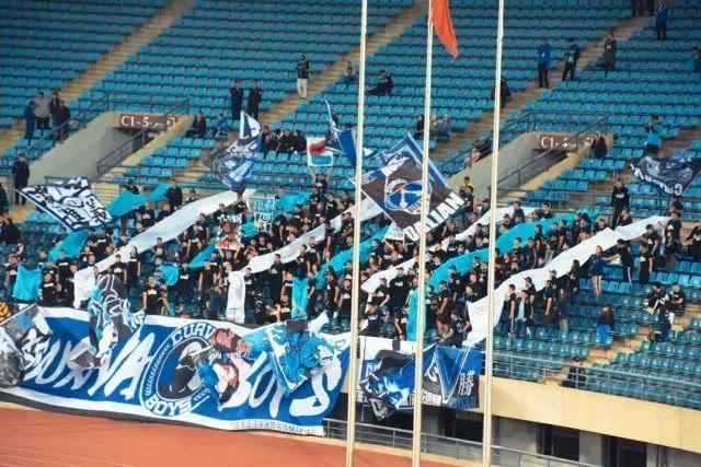 狂热球迷现场助威，场面火爆异常的简单介绍