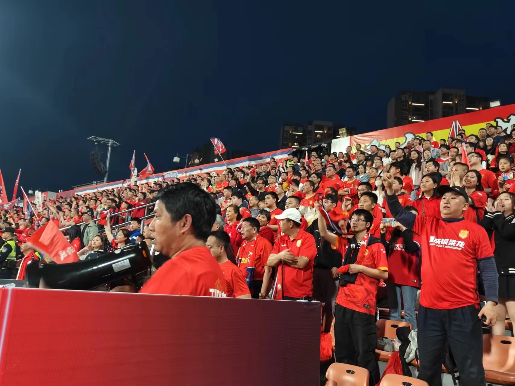 狂热球迷现场助威，场面火爆异常的简单介绍