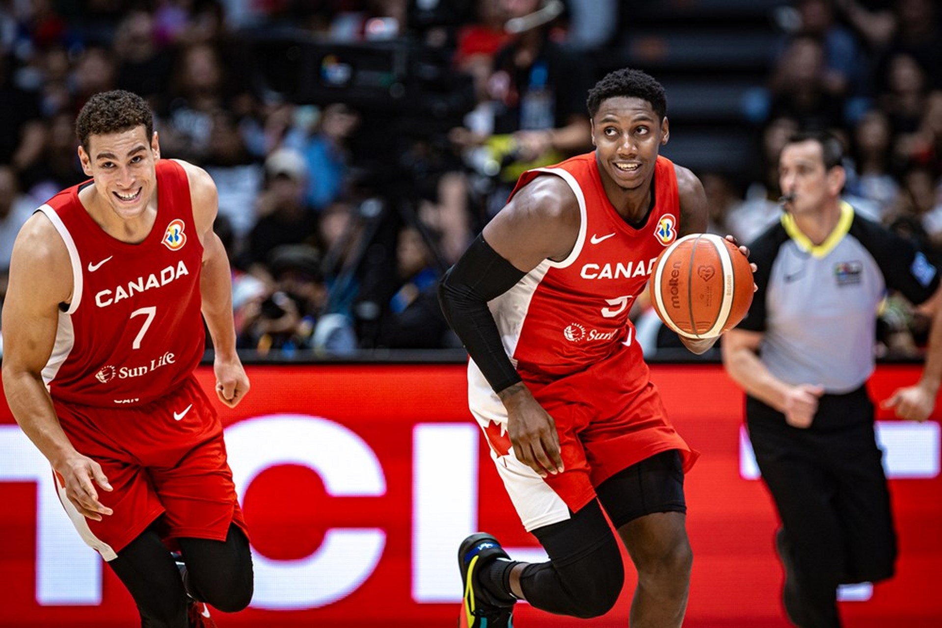 加拿大队赢得了一场令人振奋的比赛